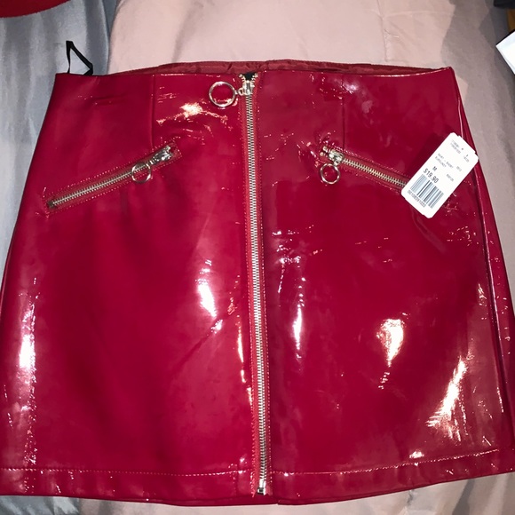 Pull Ring Faux Patent Mini Skirt (Red) - Picture 2 of 3